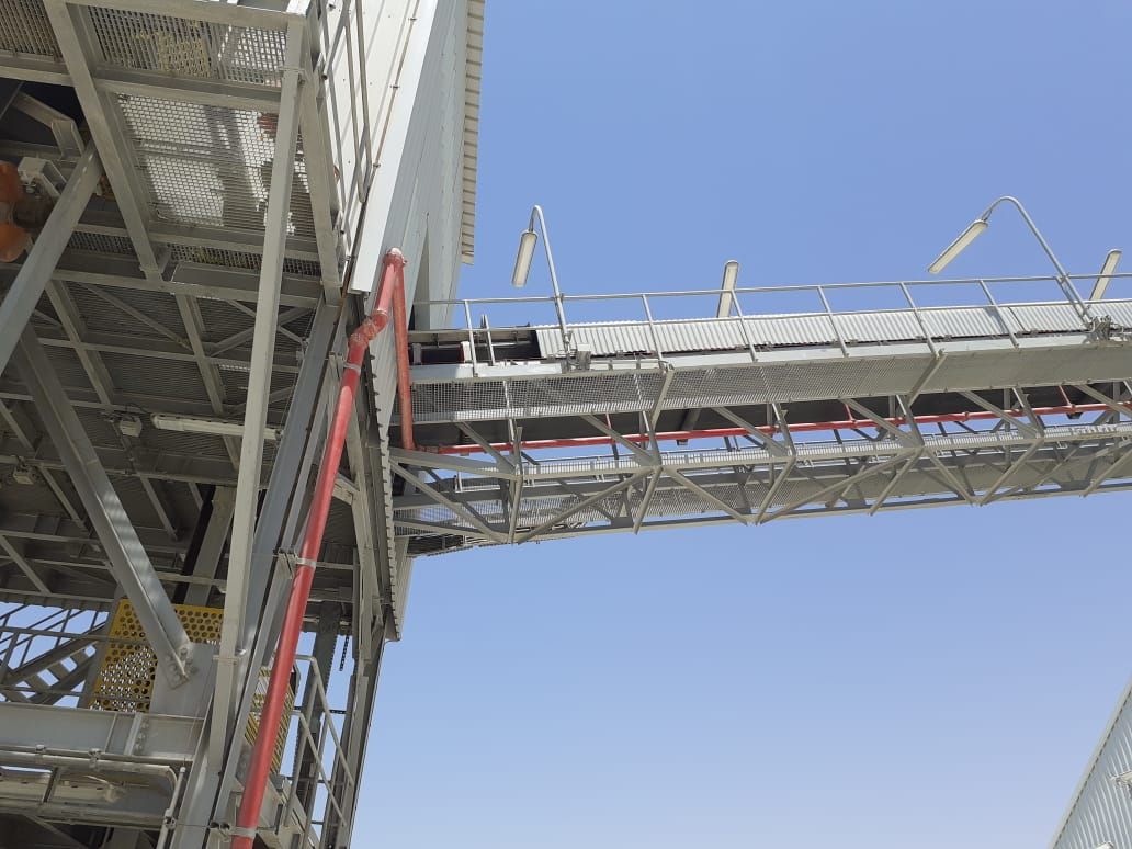 Elevated conveyor gallery between transfer towers