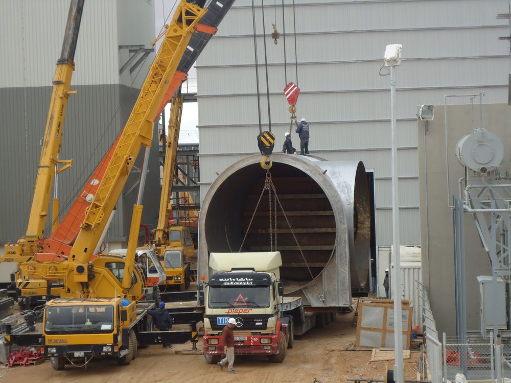 Heavy lift of HRSG duct section at a power plant