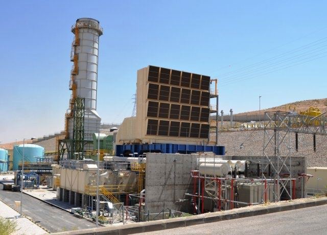 Gas turbine power plant with stack and air-cooled condenser